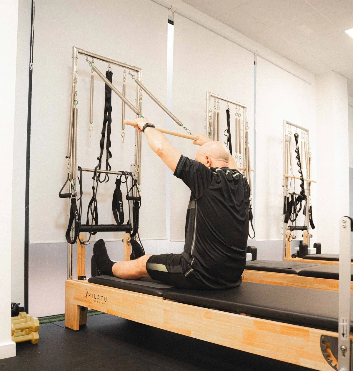Ejercicio de pilates en máquina Reformer